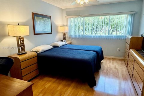 Condo in Pembroke Pines, Florida, 2 bedrooms  № 2091124 - photo 6