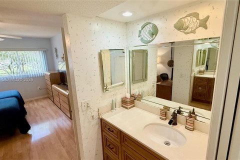 Condo in Pembroke Pines, Florida, 2 bedrooms  № 2091124 - photo 8