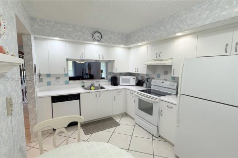 Condo in Pembroke Pines, Florida, 2 bedrooms  № 2091124 - photo 2
