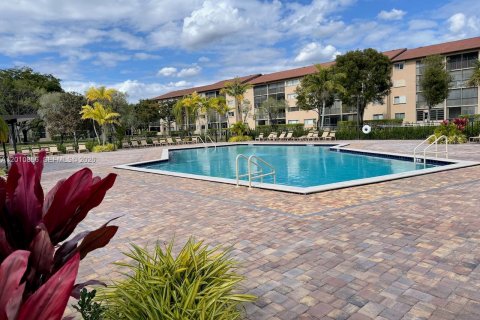 Condo in Pembroke Pines, Florida, 2 bedrooms  № 2091124 - photo 20
