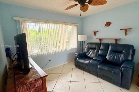 Condo in Pembroke Pines, Florida, 2 bedrooms  № 2091124 - photo 15