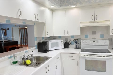 Condo in Pembroke Pines, Florida, 2 bedrooms  № 2091124 - photo 4