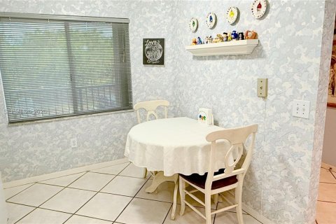 Condo in Pembroke Pines, Florida, 2 bedrooms  № 2091124 - photo 5