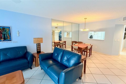 Condo in Pembroke Pines, Florida, 2 bedrooms  № 2091124 - photo 13
