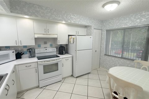 Condo in Pembroke Pines, Florida, 2 bedrooms  № 2091124 - photo 3