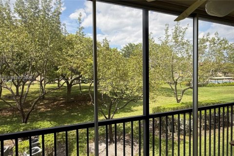 Condo in Pembroke Pines, Florida, 2 bedrooms  № 2091124 - photo 18