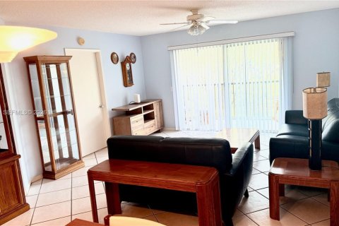 Condo in Pembroke Pines, Florida, 2 bedrooms  № 2091124 - photo 14