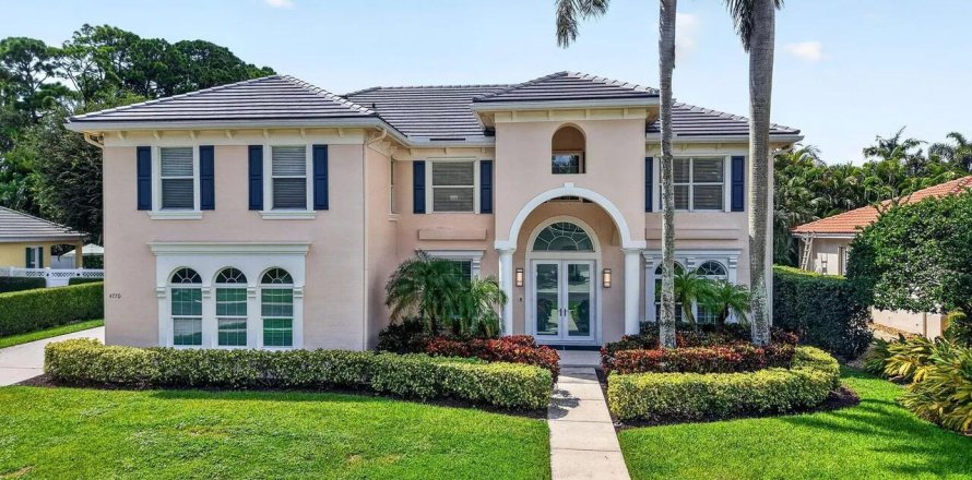 House in Boynton Beach, Florida 5 bedrooms, 365.48 sq.m. № 2249766