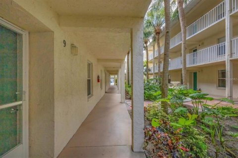 Condo in Sarasota, Florida, 2 bedrooms № 2155768 - photo 2