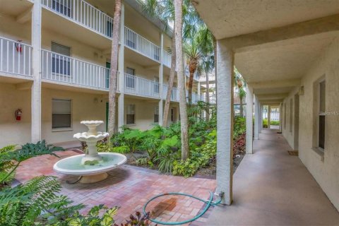 Condo in Sarasota, Florida, 2 bedrooms № 2155768 - photo 3