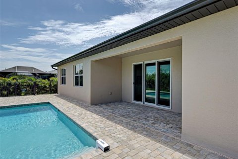 House in Port Charlotte, Florida 4 bedrooms, 187.01 sq.m. № 1807407 - photo 12