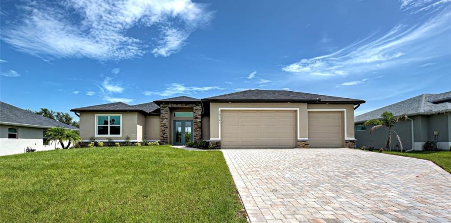 House in Port Charlotte, Florida 4 bedrooms, 187.01 sq.m. № 1807407