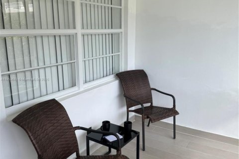 Снять в аренду кондоминиум в Халландейл-Бич, Флорида 1 спальня, 74.32м2, № 1878396 - фото 3