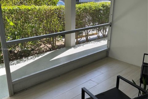 Снять в аренду кондоминиум в Халландейл-Бич, Флорида 1 спальня, 74.32м2, № 1878396 - фото 2