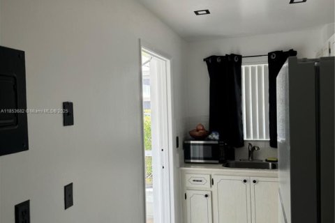 Снять в аренду кондоминиум в Халландейл-Бич, Флорида 1 спальня, 74.32м2, № 1878396 - фото 8