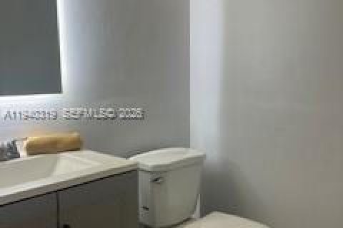 Touwnhouse à vendre à Miami, Floride: 3 chambres, 135.82 m2 № 2001288 - photo 15