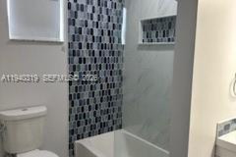 Touwnhouse à vendre à Miami, Floride: 3 chambres, 135.82 m2 № 2001288 - photo 17