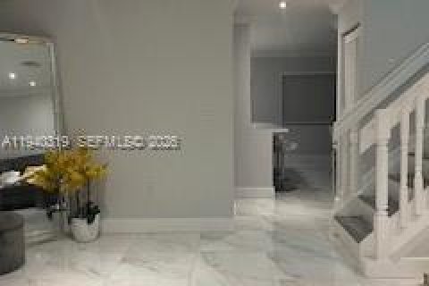 Touwnhouse à vendre à Miami, Floride: 3 chambres, 135.82 m2 № 2001288 - photo 7