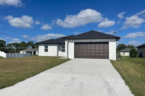 House in Lehigh Acres, Florida 3 bedrooms, 126.07 sq.m. № 1864388 - photo 2