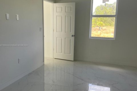House in Lehigh Acres, Florida 3 bedrooms, 126.07 sq.m. № 1864388 - photo 8