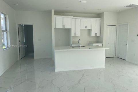 House in Lehigh Acres, Florida 3 bedrooms, 126.07 sq.m. № 1864388 - photo 6