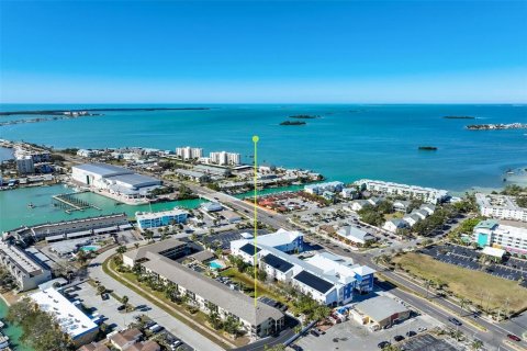 Condo à Dunedin, Floride, 2 chambres  № 2142306