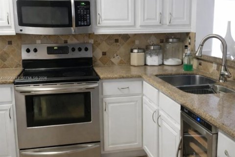 Condominio en alquiler en Miami, Florida, 3 dormitorios, 104.05 m2 № 2010695 - foto 2