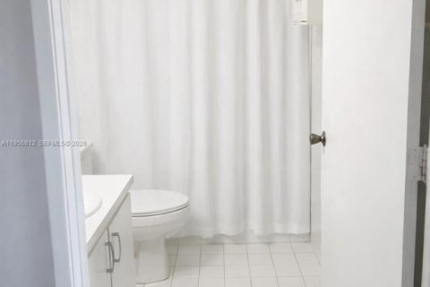 Condominio en alquiler en Miami, Florida, 3 dormitorios, 104.05 m2 № 2010695 - foto 12
