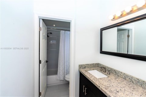 Townhouse in Doral, Florida 3 bedrooms, 117.06 sq.m. № 1991780 - photo 17