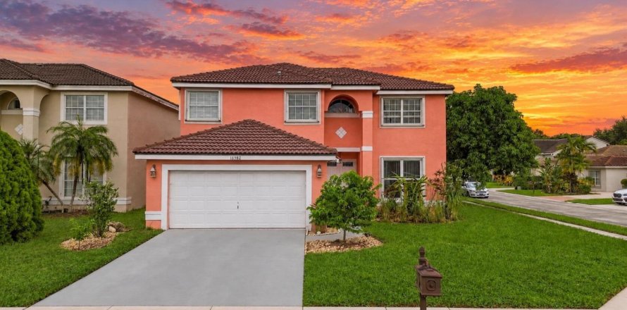 House in Boca Raton, Florida 4 bedrooms, 248.23 sq.m. № 2392666