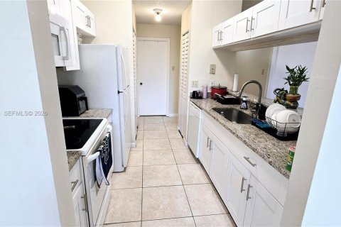 Снять в аренду квартиру в Майами, Флорида 2 спальни, 82.78м2, № 2009709 - фото 6