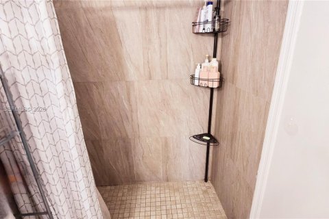 Снять в аренду квартиру в Майами, Флорида 2 спальни, 82.78м2, № 2009709 - фото 14