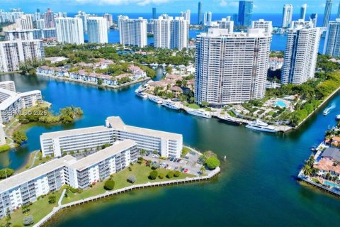 Condo à Aventura, Floride, 2 chambres № 2281053