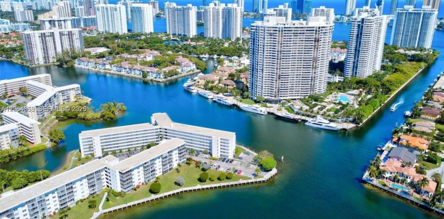 Condo à Aventura, Floride, 2 chambres № 2281053