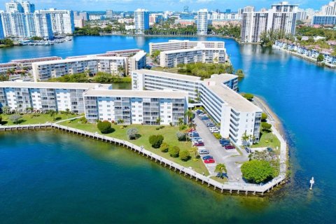 Copropriété à vendre à Aventura, Floride: 2 chambres, 100.61 m2 № 2281053 - photo 2