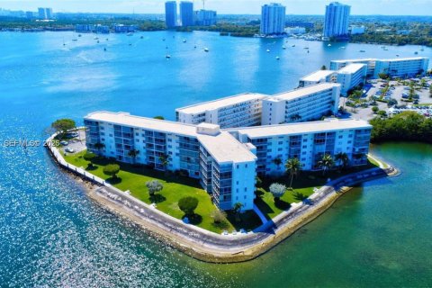 Copropriété à vendre à Aventura, Floride: 2 chambres, 100.61 m2 № 2281053 - photo 4