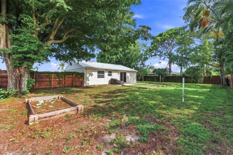 House in Fort Myers, Florida 3 bedrooms, 96.25 sq.m. № 2403566 - photo 25