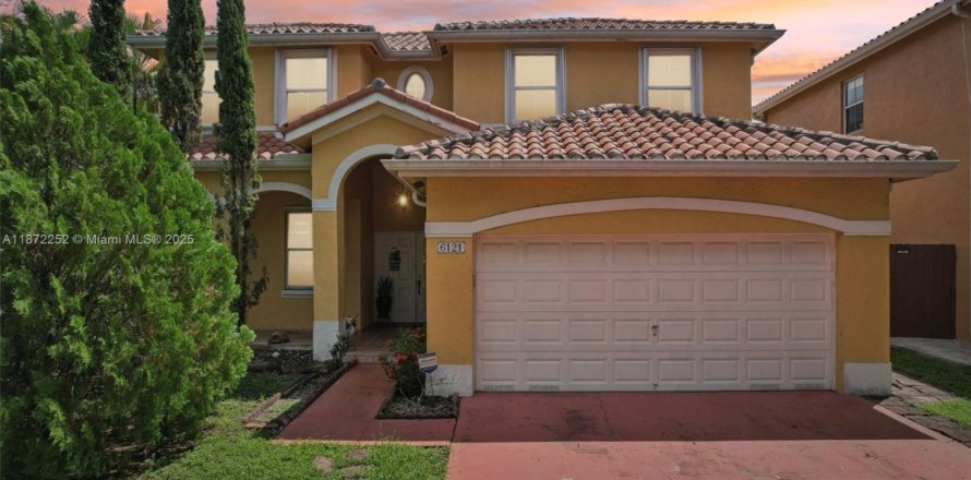 House in Miami, Florida 4 bedrooms, 249.35 sq.m. № 1895967