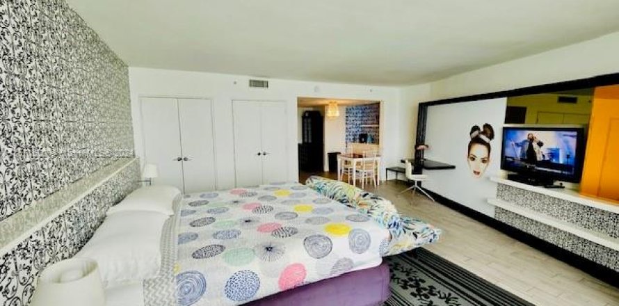 Estudio en el Condominio en Miami Beach, Florida  № 2035326