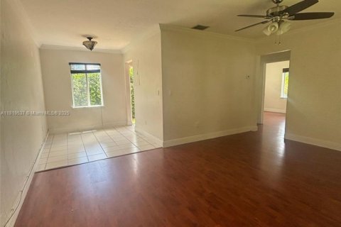 Casa en alquiler en Biscayne Park, Florida, 2 dormitorios, 83.61 m2 № 1780034 - foto 15