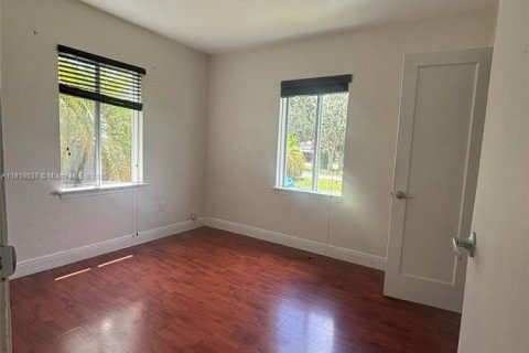 Casa en alquiler en Biscayne Park, Florida, 2 dormitorios, 83.61 m2 № 1780034 - foto 13