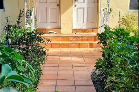 Casa en alquiler en Biscayne Park, Florida, 2 dormitorios, 83.61 m2 № 1780034 - foto 3