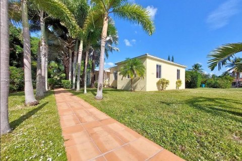 Casa en alquiler en Biscayne Park, Florida, 2 dormitorios, 83.61 m2 № 1780034 - foto 2