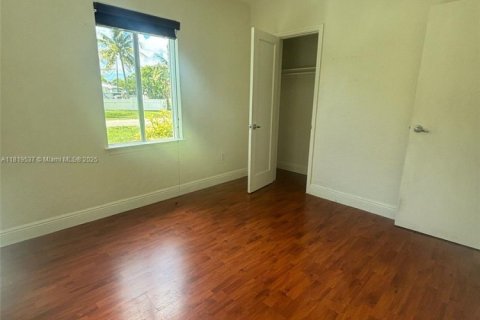 Casa en alquiler en Biscayne Park, Florida, 2 dormitorios, 83.61 m2 № 1780034 - foto 14