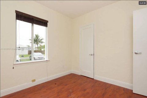 Casa en alquiler en Biscayne Park, Florida, 2 dormitorios, 83.61 m2 № 1780034 - foto 8