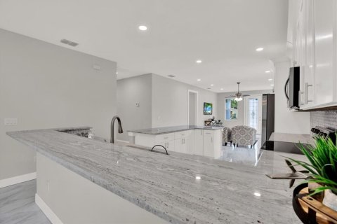 House in Saint Petersburg, Florida 3 bedrooms, 192.49 sq.m. № 1690582 - photo 6