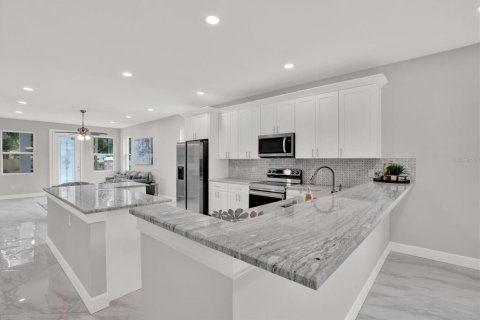 House in Saint Petersburg, Florida 3 bedrooms, 192.49 sq.m. № 1690582 - photo 3