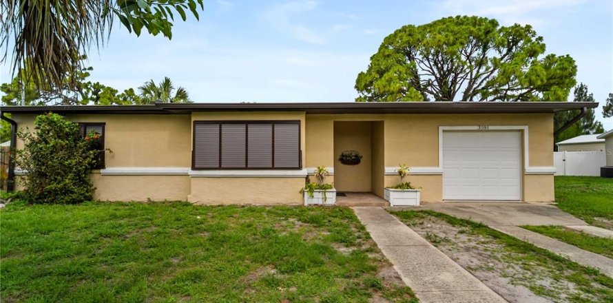 House in Port Charlotte, Florida 3 bedrooms, 110.46 sq.m. № 2223118
