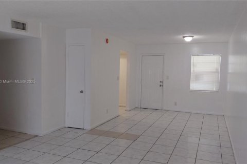 Condo in North Lauderdale, Florida, 3 bedrooms № 1942477 - photo 10