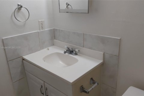 Condo in North Lauderdale, Florida, 3 bedrooms № 1942477 - photo 15